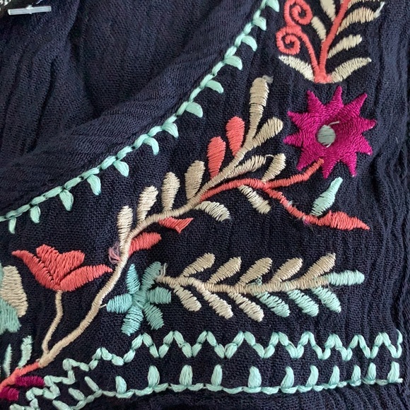 Wetseal embroidered navy blouse NWT - Picture 5 of 5